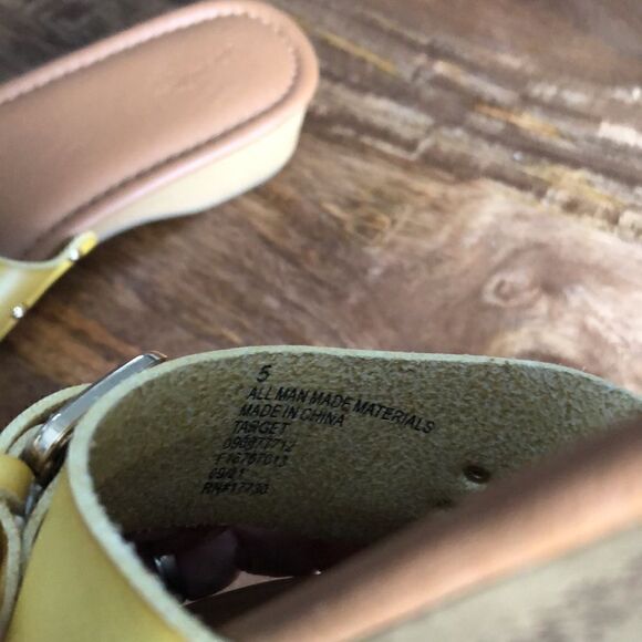 Universal Thread Women's Kora Flat Sandal - Yellow size 5 - Picture 7 of 7